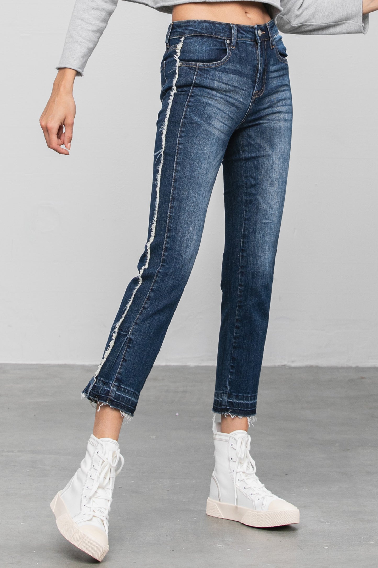 Frayed Hem Cropped Straight Jeans